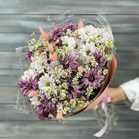 Букет из хризантем, ромашек и лагуруса