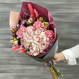 Букет из гортензии, гвоздик и альстромерий