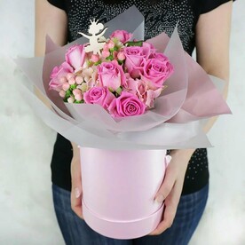 Композиция из роз и гортензий в шляпной коробке