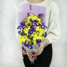Букет из желтых хризантем и ирисов