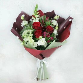 Букет из роз и лизиантуса