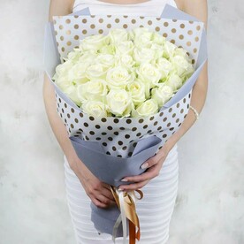 Букет из 33 белых роз в оригинальной упаковке Россия 60 см