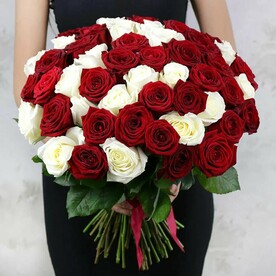 Букет из 51 красной и белой розы Россия 60 см