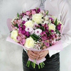 Букет из хризантем, роз, маттиол и альстромерий
