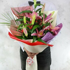 Букет из восточных лилий и гиперикума