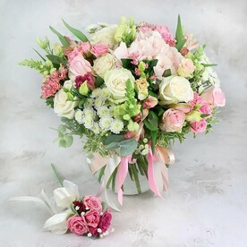 Букет из роз и гортензии на рождение дочки