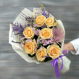 Букет из кремовых роз, хризантемы и маттиолы