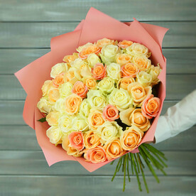 Букет из белой, кремовой и коралловой розы Россия 60 см