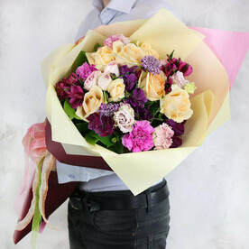 Букет из роз, альстромерий и лизиантусов