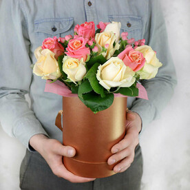 Композиция из 15 персиковых и кремовых роз в шляпной коробке, Россия