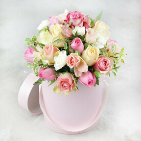 Композиция из роз, гвоздики и альстромерии в шляпной коробке