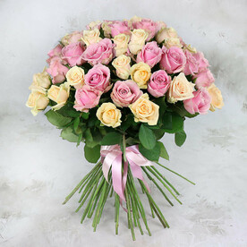 Букет из 51 розовой и кремовой розы Россия 60 см