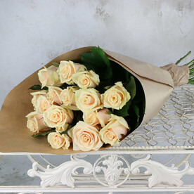 Букет из 15 кремовых роз Россия 60 см