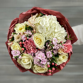 Букет из роз, гортензии, альстромерий и маттиол