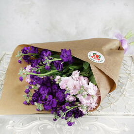 Букет из розовой и фиолетовой матиол