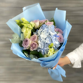 Букет из лизиантусов, роз и гортензии