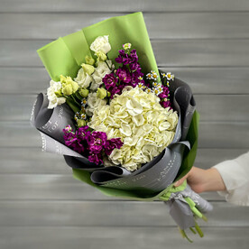 Букет из гортензии, лизиантусов и маттиол