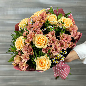 Букет из роз, ромашек и хризантем