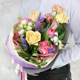 Нежный букет из роз, тюльпанов и лизиантусов с хлопком
