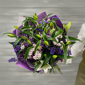 Букет из лилий, маттиол и гипсофилы