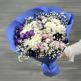 Букет из маттиол, гвоздик и гипсофилы