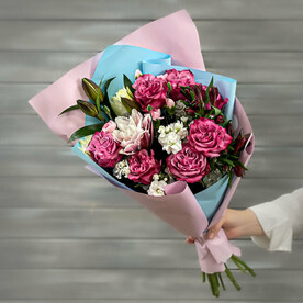 Букет из пионовидных роз с лилией