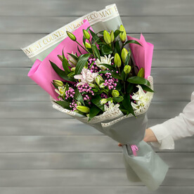 Букет из лилий и альстромерий