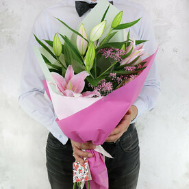 Букет из лилий и гипсофилы