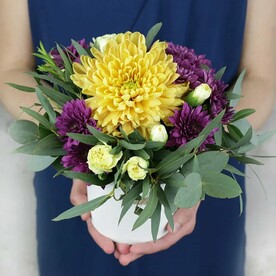 Композиция из гвоздик, хризантем и листьев эвкалипта