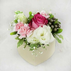 Композиция из роз, лизиантуса и брунии в коробочке