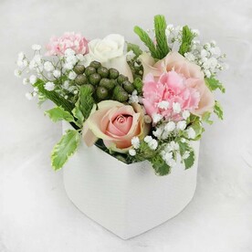 Композиция из роз, гвоздики и брунии в коробочке