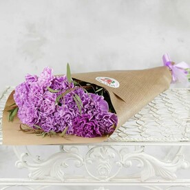 Букет из 15 гвоздик в крафте