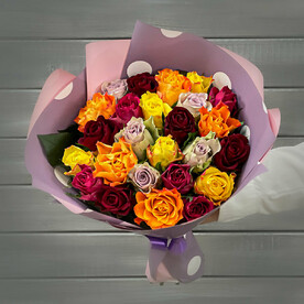 Букет из 25 разноцветных роз в упаковке Кения 40 см