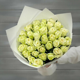 Букет из 39 белых роз в упаковке Кения 40 см
