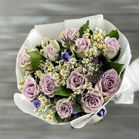 Букет из сиреневых роз и ромашек