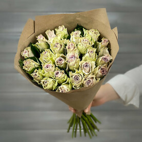 Букет из 31 сиреневой розы в крафте Кения 40 см