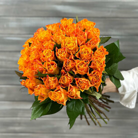 Букет из 29 оранжевых роз с лентой Кения 40 см