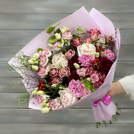 Букет из роз, лизиантусов и гвоздик