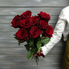 9 красных роз с лентой Эквадор 60 см