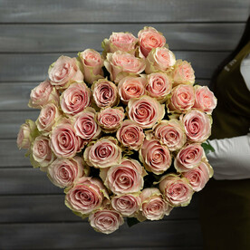 35 нежно-розовых роз с лентой Эквадор 60 см