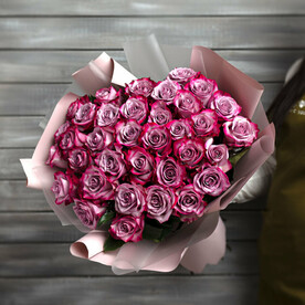 35 фиолетовых роз в упаковке Эквадор 60 см