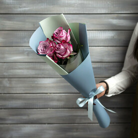3 фиолетовые розы в упаковке Эквадор 60 см