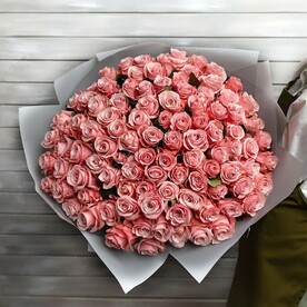 101 розовая роза в упаковке Эквадор 50 см