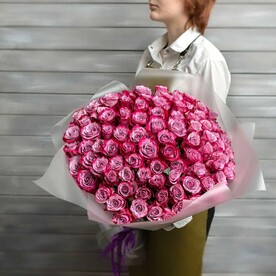 101 фиолетовая роза в упаковке Эквадор 50 см