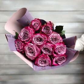 11 фиолетовых роз Эквадор 50 см в упаковке