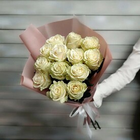 13 белых роз Эквадор 50 см в упаковке