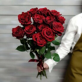 13 красных роз Эквадор 50 см