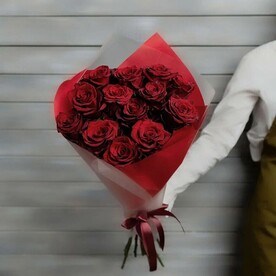 13 красных роз Эквадор 50 см в упаковке