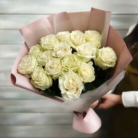 15 белых роз в упаковке Эквадор 50 см