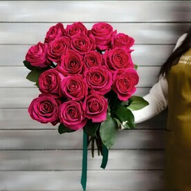 17 малиновых роз Эквадор 50 см